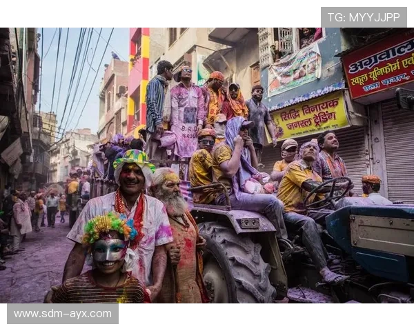 英格兰球迷热情高涨，狂欢气氛席卷全城！