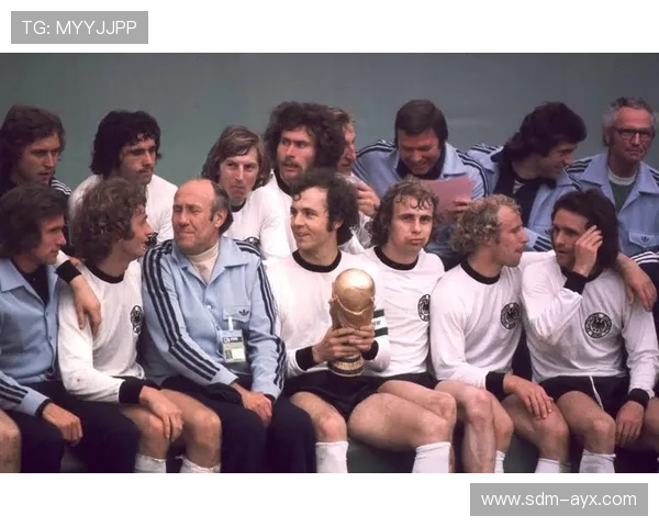 贝肯鲍尔自由人战术重塑现代足球：中场大师引领全新攻防革命